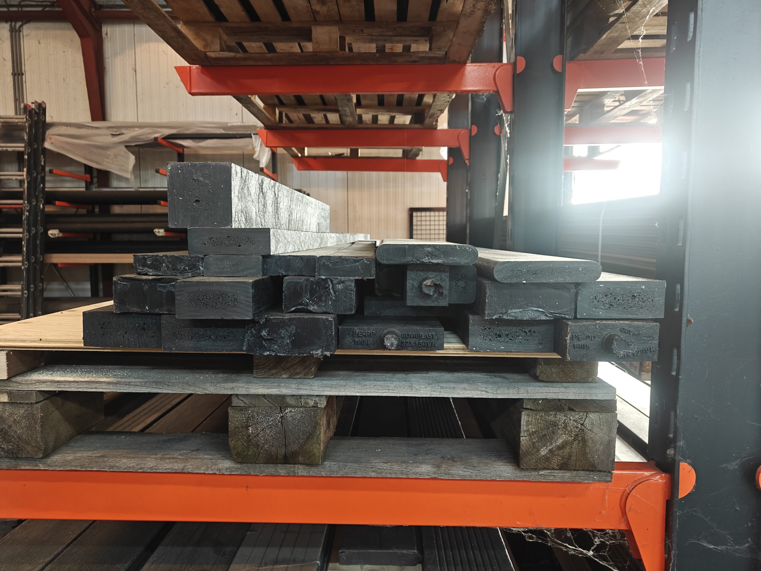 Restvoorraad planken en balken Ural Black